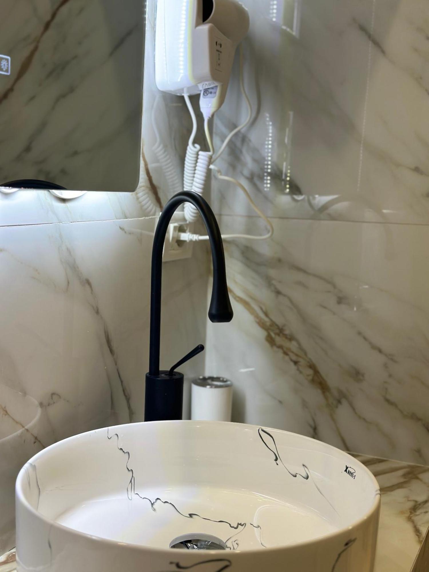 Troy Aparthotel Дуррес Экстерьер фото